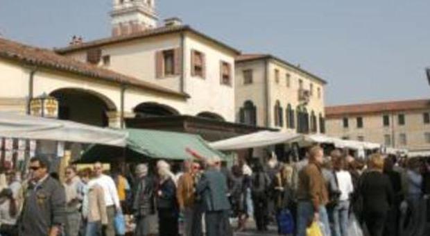 Cartelli al mercato in piazza: "Attenti ai borseggiatori"
