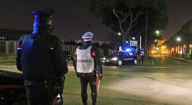 Napoli, arrestato topo di gomme: stava portando via gli pneumatici di un’auto parcheggiata