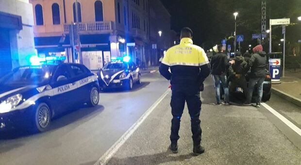 Controlli delle forze dell'ordine lungo via Piave a Mestre