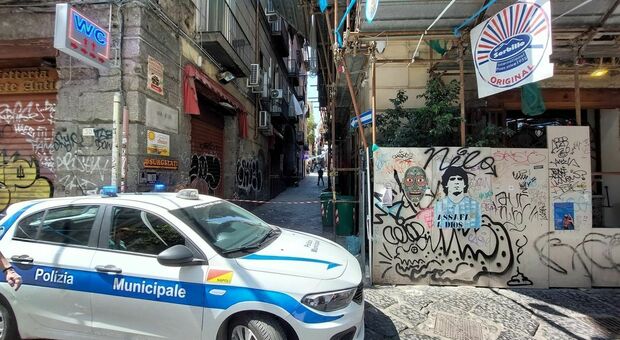 L'intervento dei vigili urbani nel centro di Napoli