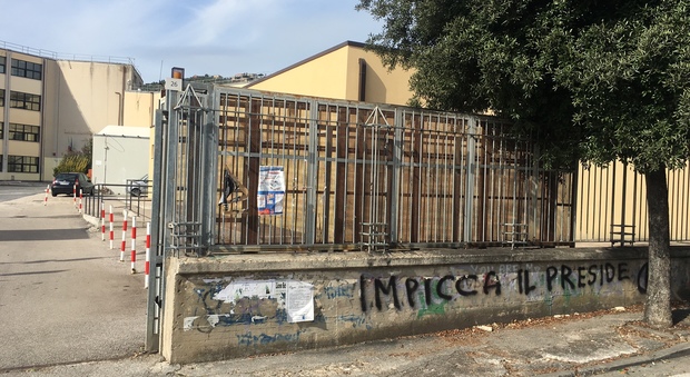«Impicca il preside», frase choc sui muri del liceo di Eboli