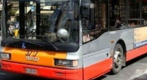 Roma, sul bus senza biglietto: aggredisce controllore e passeggeri