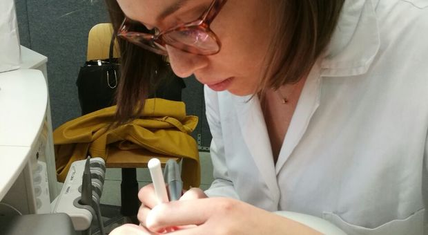 Milena Rocchetti in laboratorio: oggi si laurea via web