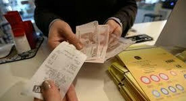 Un uomo perde più di un milione di dollari alla lotteria per colpa della sua fidanzata
