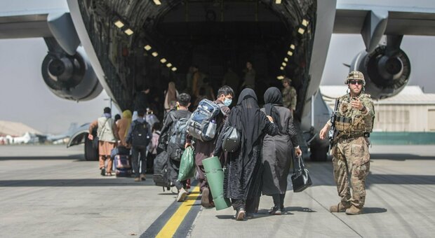 Afghanistan, allarme degli 007 Usa: «Imminente rischio di attacchi Isis ad aeroporto Kabul»