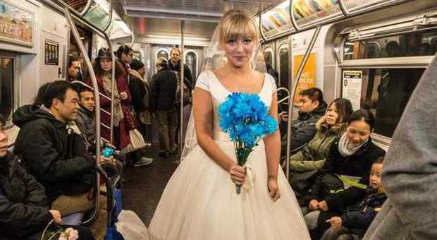 New York, il matrimonio in metro: due sposini dicono sì sul treno da Brooklyn a Manhattan