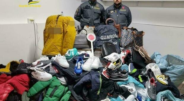 Napoli, abiti e scarpe sequestrate donate ad associazioni benefiche