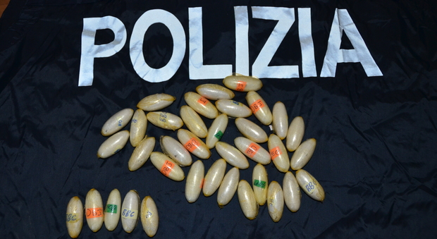 Mezzo chilo di cocaina in 37 ovuli, due arresti per spaccio di droga