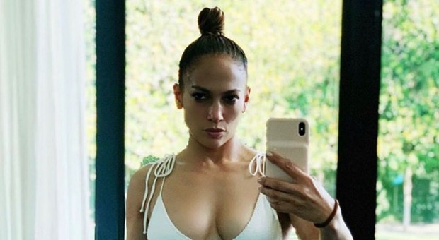 Jennifer Lopez super sexy a 50 anni, lo scatto fa impazzire Instagram