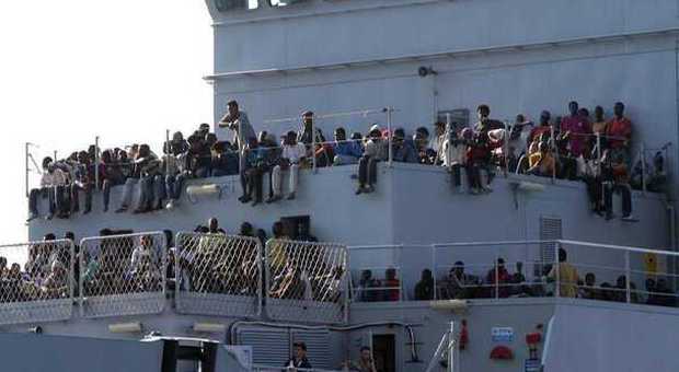 Canale di Sicilia, soccorsi 305 migranti: molti bambini e neonati