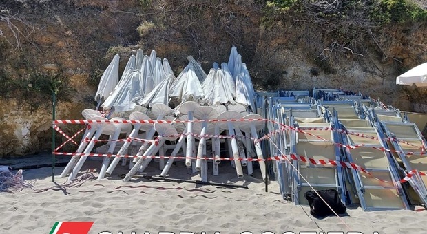 Lettini e ombrelloni "abusivi": sequestro e denuncia in spiaggia