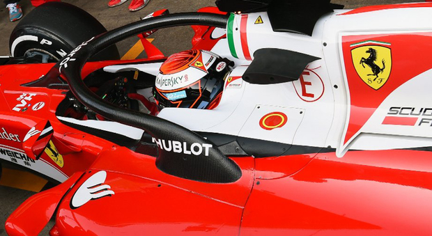 Come in vede in questa immagine dove si notano i supporti all'altezza del casco il pilota finlandese ha provato sulla sua Ferrari il sistema di protezione della testa chiamato Halo.