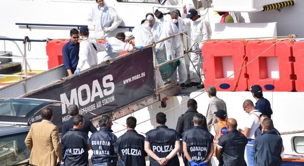 A Catania sbarcano in 650: a bordo trovati i cadaveri di sette donne e due uomini