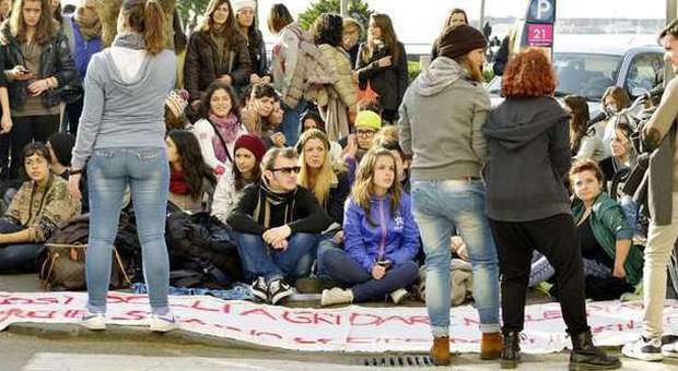 Salerno, studenti degli istituti Filangieri e De Filippis in sit in davanti alla Provincia