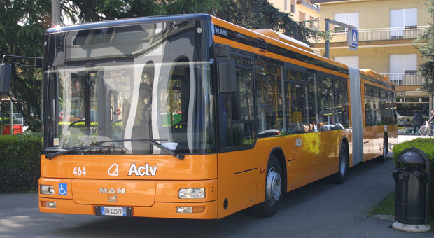 Negozianti cinesi dimenticano 45mila euro nel bus, autista li restituisce