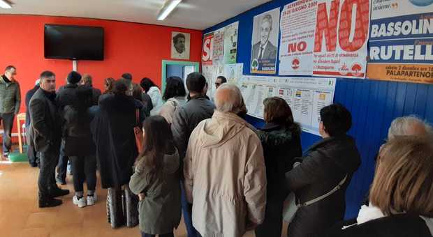 Primarie Pd, buona affluenza nei 34 seggi di Napoli: è corsa a tre per la segreteria