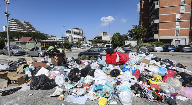 Crisi rifiuti in Campania, De Luca ai Comuni: cercate siti di stoccaggio provvisori