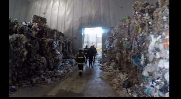 Traffico illecito di 4.500 tonnellate di rifiuti speciali e plastici da un impianto bellunese in Slovenia