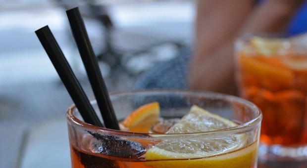 Seduti al bar a bere senza rispettare le regole anti Covid: stangata per un gruppo di amici