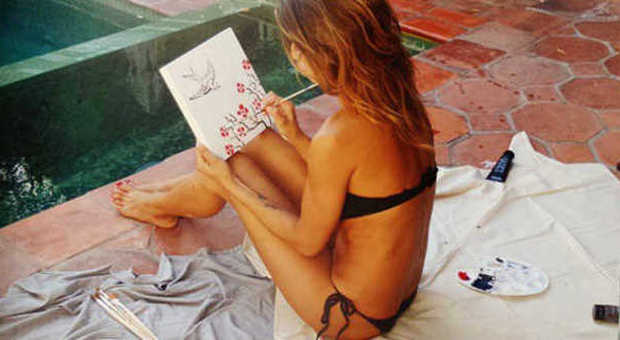 Elisabetta Canalis, la svolta artistica: le foto mentre dipinge a bordo piscina