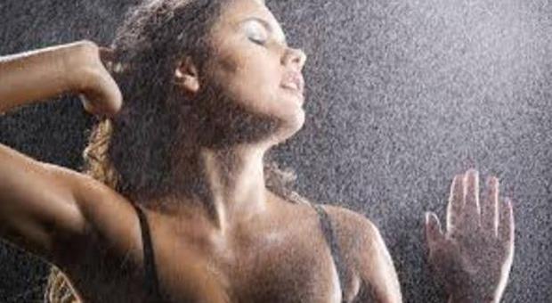Ancona, docce a luci rosse: maitresse ​condannata per la "cascata di piacere"