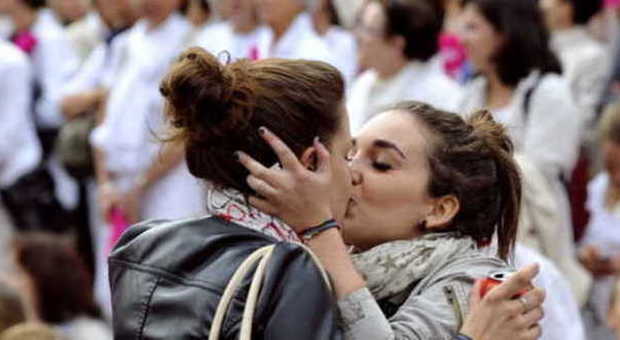 Due ragazze si abbracciano durante il saggio in chiesa: il prete le caccia e chiama i carabinieri