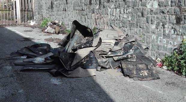 Scarichi abusivi di rifiuti sul Vesuvio La foto-denuncia dei residenti