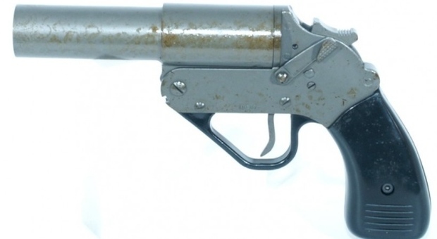 Scoperti in possesso di pistola lanciarazzi e coltelli a serramanico: denunce e sequestri
