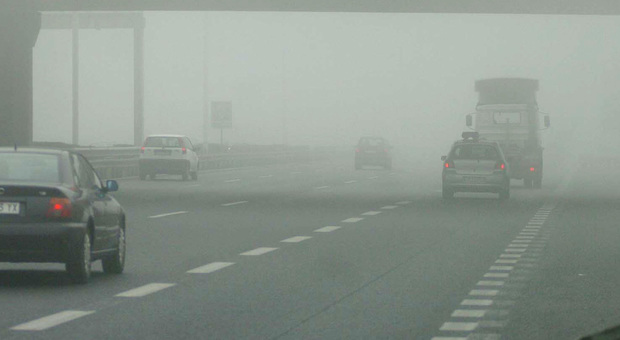 Guida contromano in autostrada per 70 km, ubriaco e nella nebbia