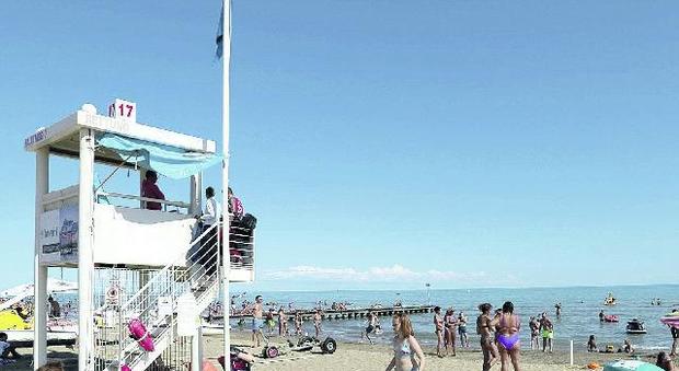 JESOLO «Mantenere sempre due assistenti bagnanti nelle torrette di salvataggio».