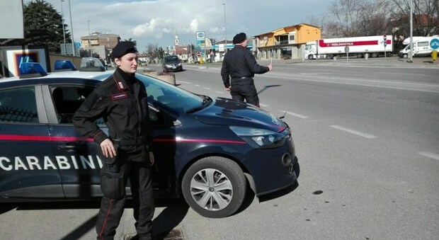 Fuga folle sulle Domiziana, i carabinieri bloccano la strada coi tir per fermare l'auto