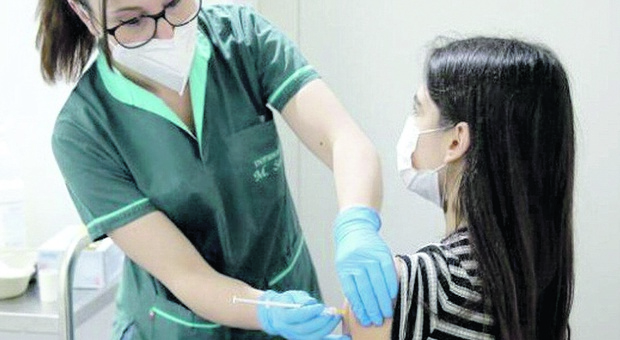 Contagi in crescita, l'appello dell'Usl agli under 19: «Vaccinatevi»