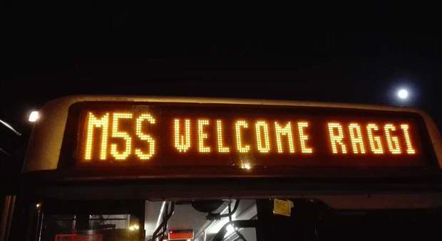 Elezioni 2016, a Roma vince Virginia e il display dell'autobus diventa “M5S Welcome Raggi”
