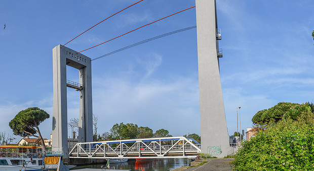 Fiumicino, si blocca il nuovo ponte sul Tevere: traffico in tilt dal centro all'Isola sacra