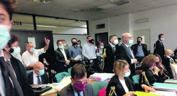 Roma, cento persone in aula l'udienza viene sospesa «C'è il rischio contagio» `