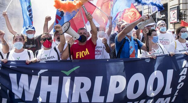 Whirlpool Napoli, prove d'intesa tra i quattro candidati a sinistra: «Noi, uniti per gli operai»