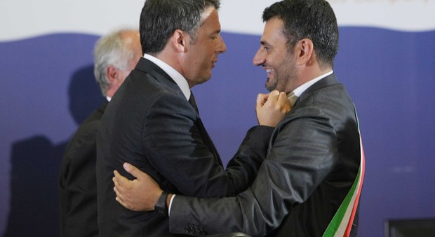 Patto con la Città metropolitana e solidarietà «all'amico Antonio»: Renzi arriva a Bari