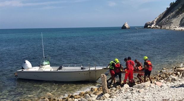 Ancona, inciampa, cade e si frattura un polso nella spiaggia vietata per crolli