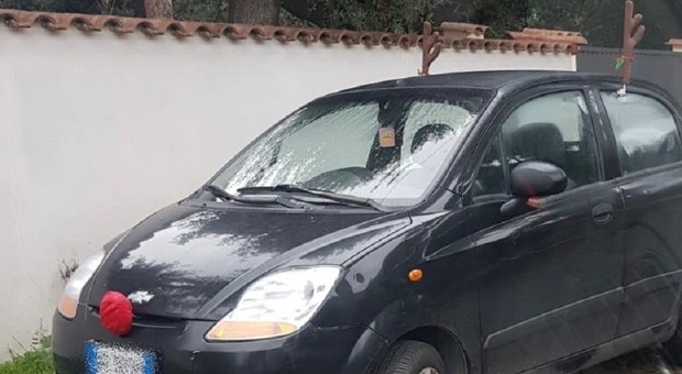 Fregene, l'auto “trasformata” in una renna: la foto del naso rosso diventa virale