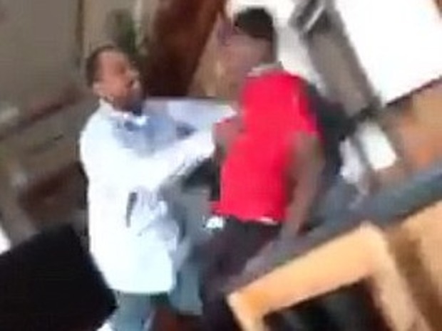 Usa, prof assale e sbatte a terra uno studente in classe: incastrato da un video girato con il cellulare