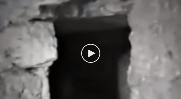 Il video che mostra gli ultimi istanti di un uomo perso nelle catacombe di Parigi