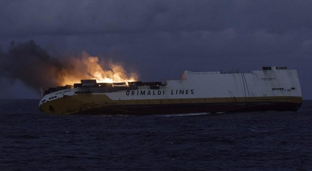 Nave mercantile napoletana affonda in acque internazionali: in salvo l'equipaggio, è allarme ambientale