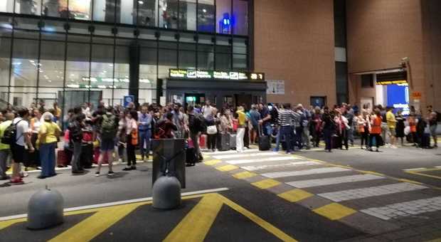 Treviso. Volo Ryanair per Catania cancellato a mezzanotte: passeggeri furibondi