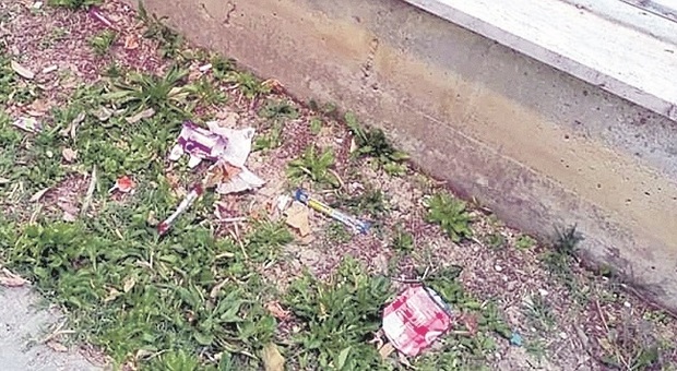 Ascoli, rifiuti e siringhe in piazza Diaz: bimbi a anziani sotto scacco dei vandali
