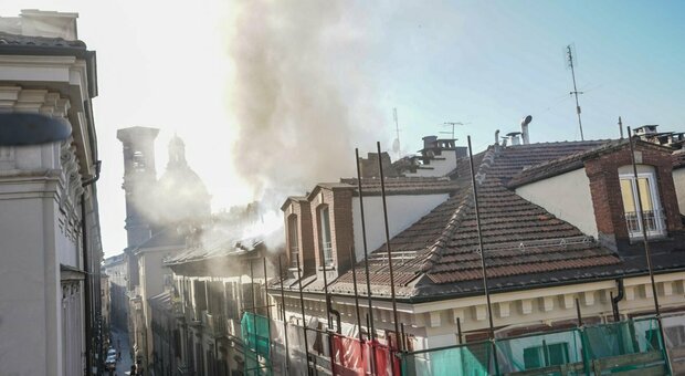 Torino, esplosione nella mansarda di un palazzo, poi l'incendio: due feriti gravi