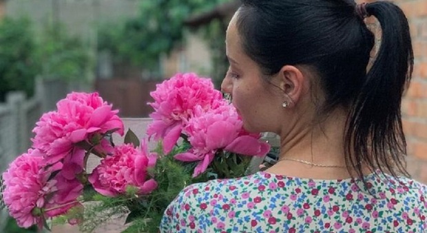 Ucraina, missili le distruggono casa prima delle nozze: la sua foto in abito bianco tra le macerie fa il giro del mondo