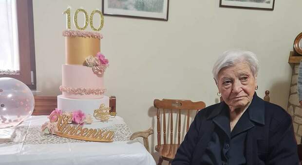 I 100 anni di nonna Vincenza, festeggiati dalla comunità