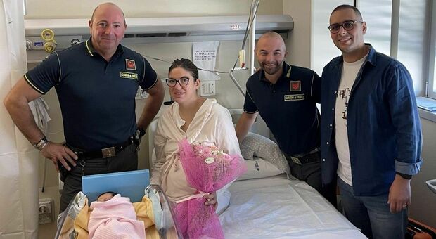 Mamma in travaglio bloccata nel traffico in autostrada, scortata in ospedale dalla Guardia di Finanza: la bimba è nata e sta bene
