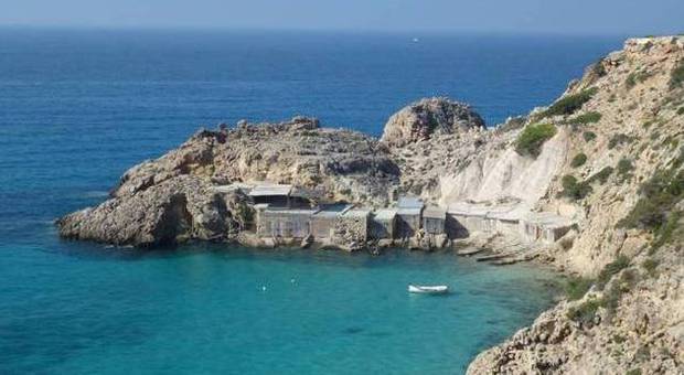 Ibiza, il fidanzato le chiede di sposarlo Lei cade dalla scogliera e muore