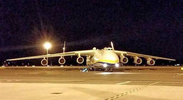 L'aereo più grande al mondo atterra a Malpensa: l'Antonov 225 lungo come un palazzo di 30 piani -Foto e video